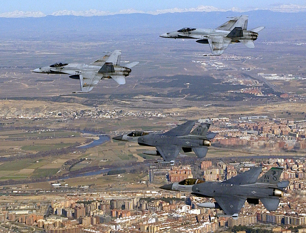 Dos F/A-18 Hornet del Ejército del Aire de España junto a dos F-16 de la USAF en unas maniobras conjuntas