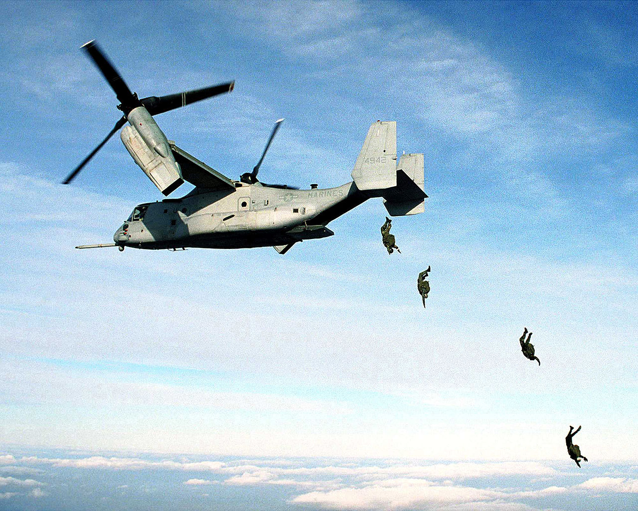Comandos del Cuerpo de Marines saltando de un V-22 durante una misión de combate