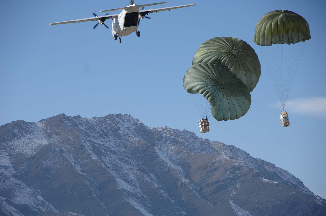 Un avión CASA-212 de Blackfire despliega suministros para tropas norteamericanas en Afganistán
