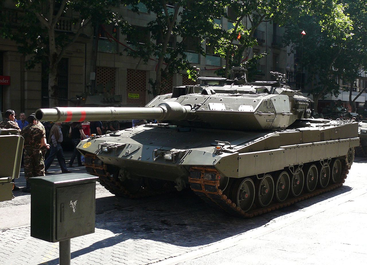 Leopardo 2E en una exhibición militar por el Día de las Fuerzas Armadas