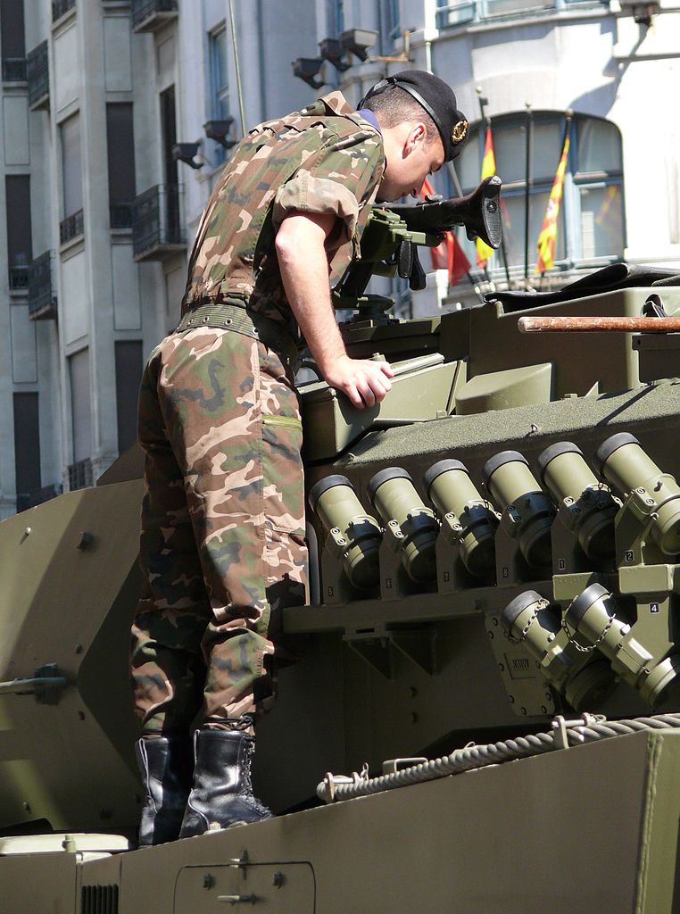 Soldado revisando los morteros fumígenos de un Leopardo 2E