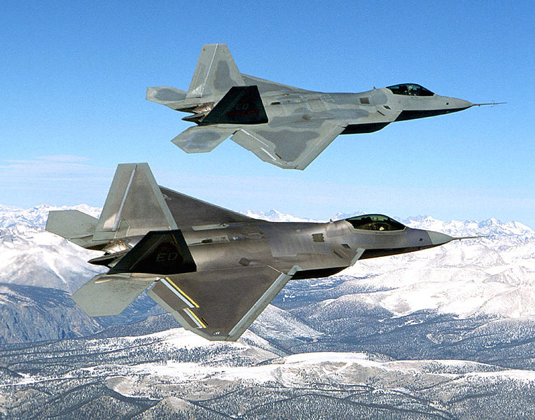 Dos F-22 Raptor volando en formación en una misión de patrulla aérea