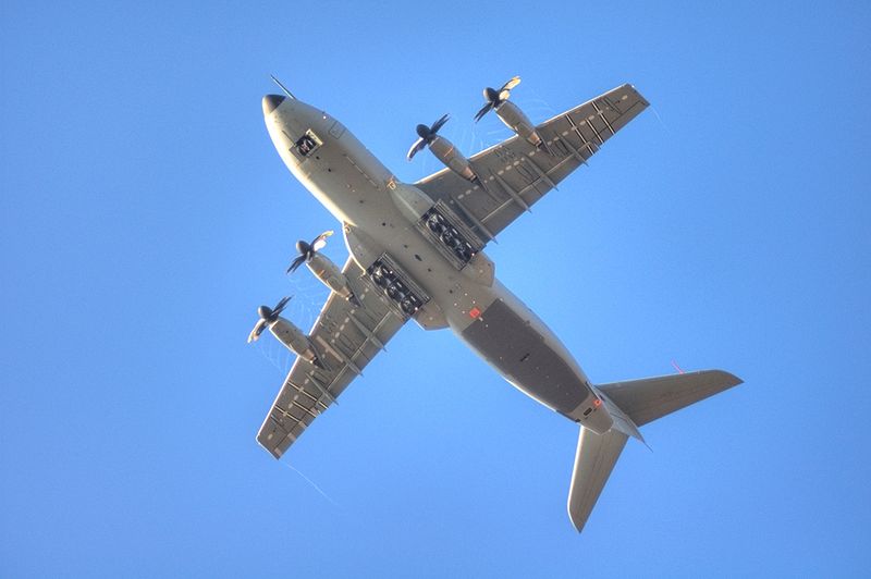 A400M Atlas visto desde abajo durante una exhibición aérea