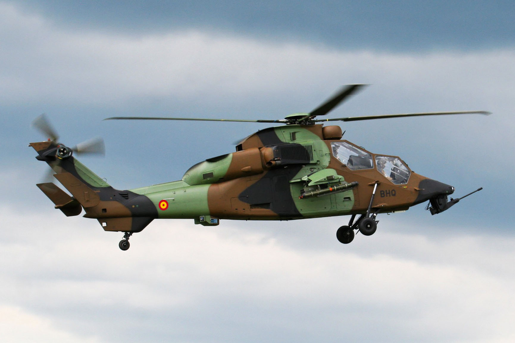 Helicóptero Tigre del Ejército de Tierra de España volando durante una misión de entrenamiento