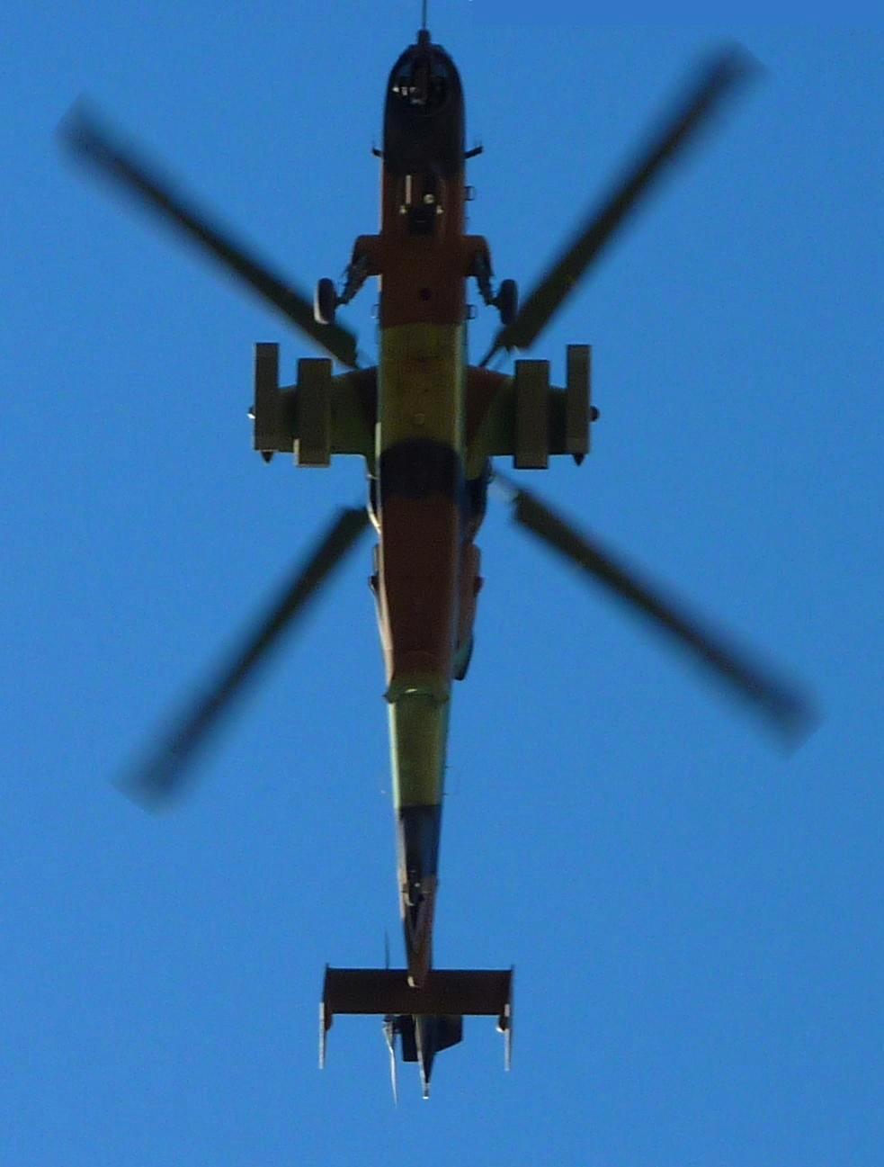 Helicóptero Tigre volando visto desde abajo