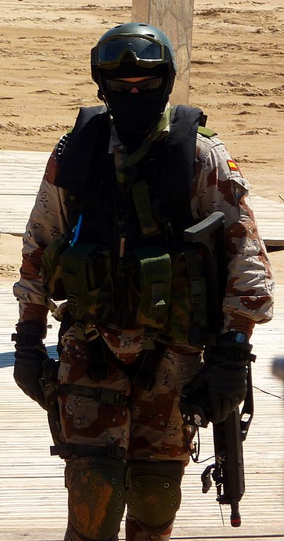 Miembro del Grupo de Operaciones Especiales en Afganistan equipado con una carabina G36K