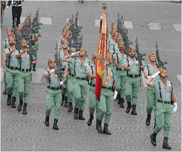 Integrantes de La Legión desfilando con motivo del Día de la Hispanidad