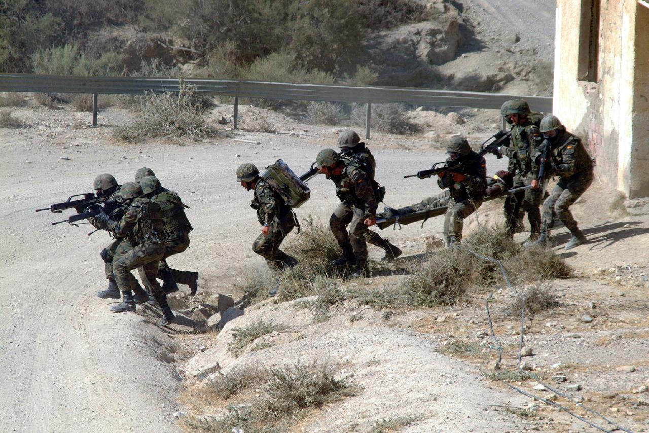 Solados del Tercio 'Alejandro Farnesio' en unas maniobras militares en Almería