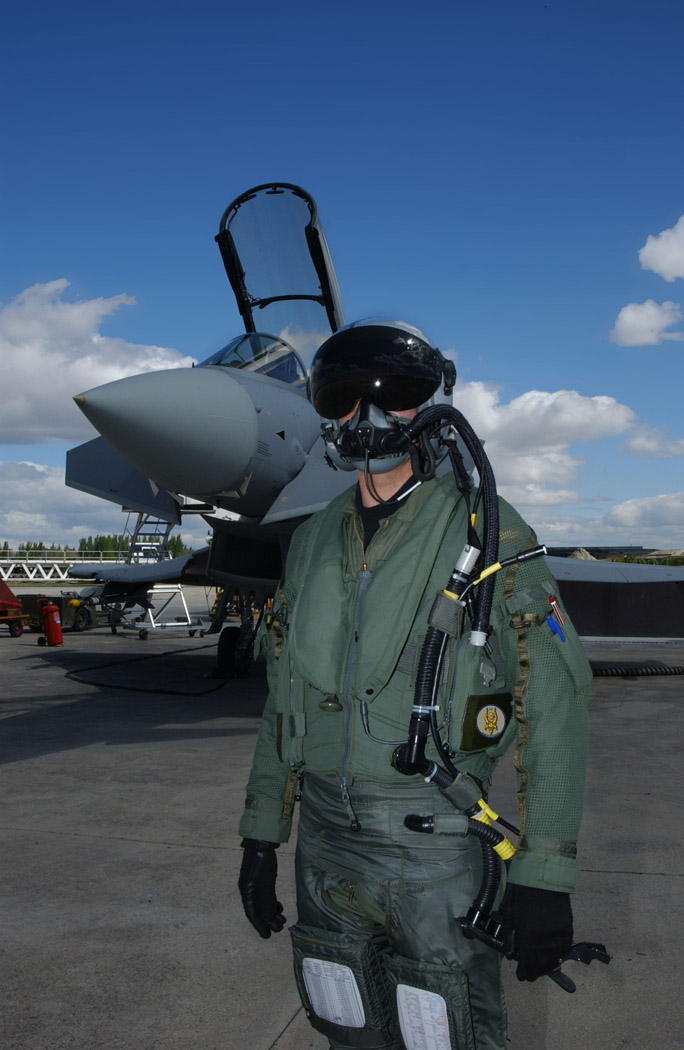 Piloto del escuadrón Diablos de Hispania junto a un Eurofighter Typhoon en la Base Aérea de Morón. Fuente: Ejército del Aire