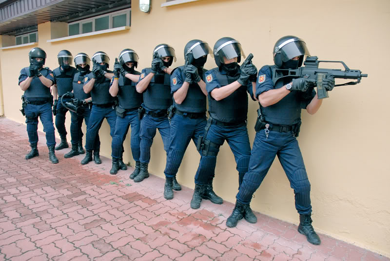 Agentes del Cuerpo Nacional de Policia en un entrentamiento con rifle G36C