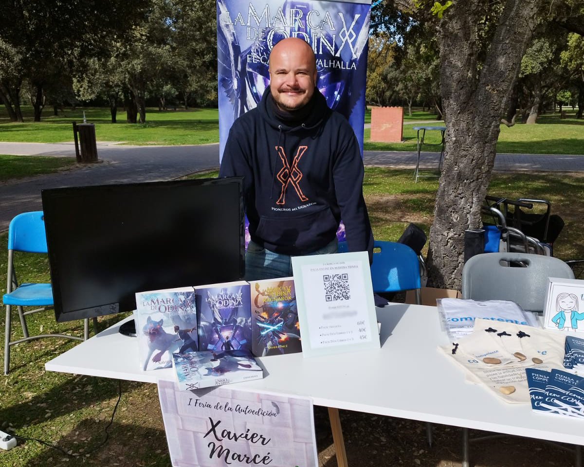 Xavier Marcé asiste a la I feria de la autoedición de Sevilla