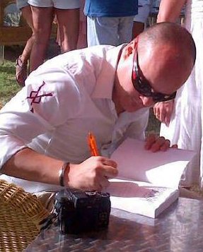 xavier marce firmando libros en el hoyo 19